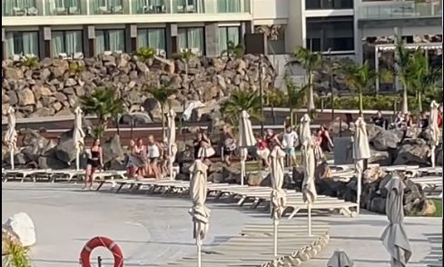 Κανάρια Νησιά: Βρετανοί τουρίστες κάνουν «έφοδο» για να προλάβουν ξαπλώστρα σε ξενοδοχείο - Βίντεο