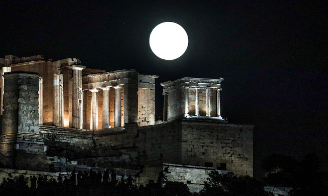 Η Aυγουστιάτικη Πανσέληνος φώτισε τον ουρανό της Αθήνας - Μαγευτικές εικόνες