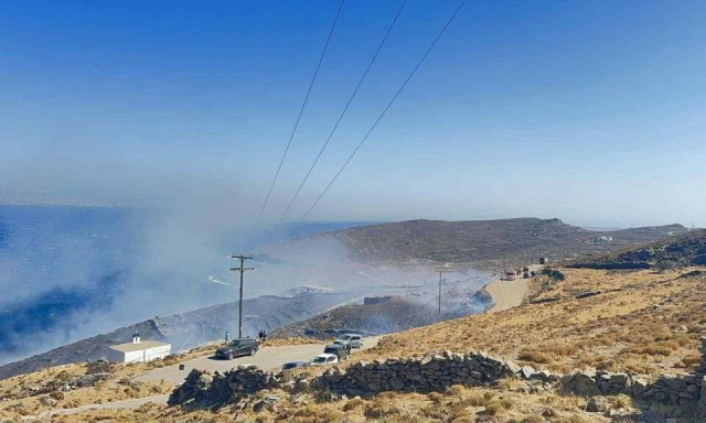 Φωτιά τώρα στην Λυχναφτιά Τήνου: Διακοπές ρεύματος - Επιχειρούν εναέρια μέσα