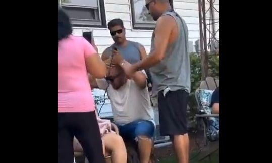 «Κανείς δεν παλεύει μόνος»: Ολόκληρη οικογένεια ξυρίζει το κεφάλι για να στηρίξει γυναίκα με καρκίνο