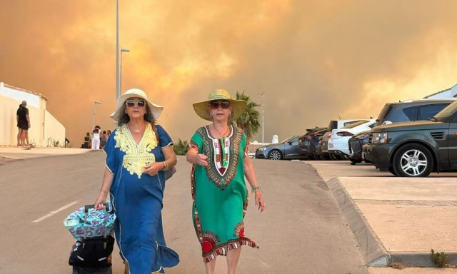 Ισπανία: Μαίνεται η φωτιά στην Ταρίφα - Εκατοντάδες άνθρωποι εγκατέλειψαν σπίτια και ξενοδοχεία