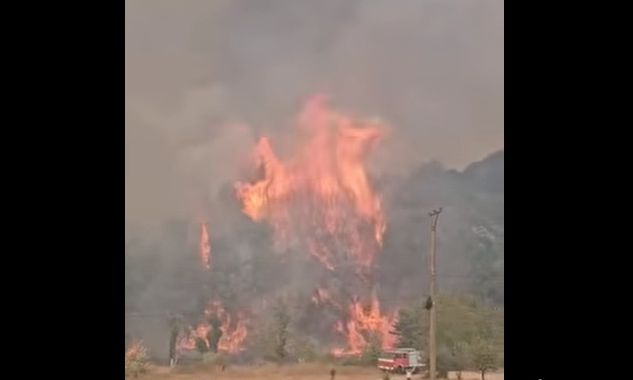 Αλβανία: Φλέγεται η προστατευόμενη περιοχή «Γαλάζιο Μάτι», κοντά σε χωριά της ελληνικής μειονότητας