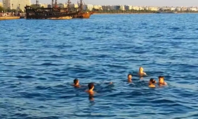 Θεσσαλονίκη: Νεαροί βούτηξαν στον Θερμαϊκό και άφησαν άφωνους τους περαστικούς