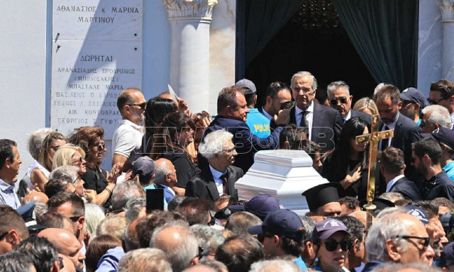 Λένα Σαμαρά: Άφατη θλίψη στο Α' Νεκροταφείο - Συντετριμμένοι Αντώνης, Γεωργία και Κώστας Σαμαράς