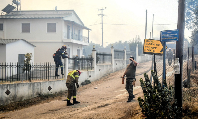 Φωτιά στην Αχαΐα: Πύρινος εφιάλτης στα Μοιραίικα, καίγονται σπίτια
