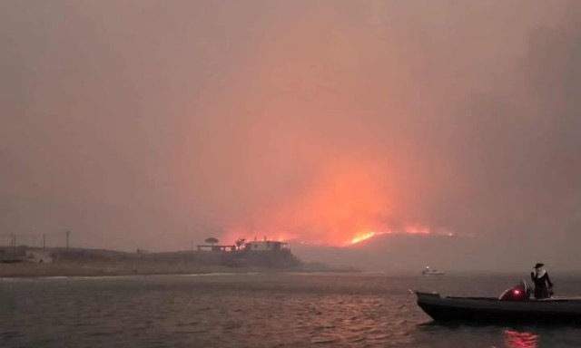 Φωτιά Χίος: Απόκοσμες εικόνες από την επιχείρηση απεγκλωβισμού πολιτών από παραλίες - Βίντεο
