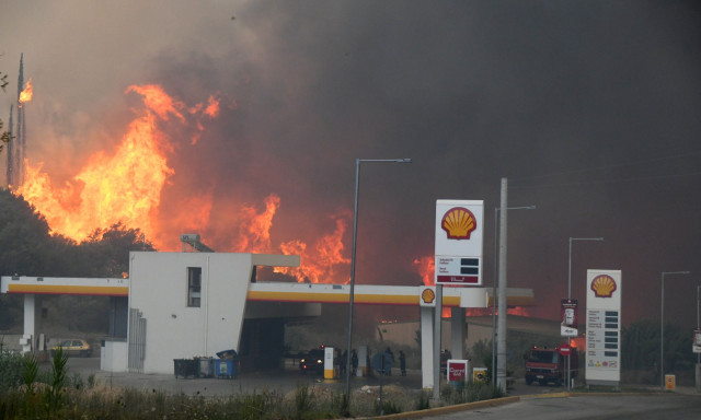 Φωτιά Αχαΐα: Νέο μπαράζ εκκενώσεων - Κάτοικοι 4 οικισμών καλούνται να απομακρυνθούν