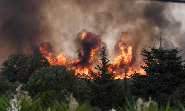 Φωτιά Αχαΐα: Νέο μήνυμα από το 112 για εκκένωση - 1 εγκαυματίας, 2 με αναπνευστικά προβλήματα