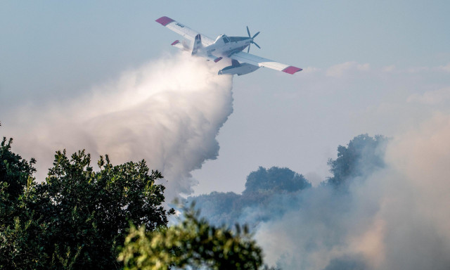 Φωτιά τώρα στον Άγιο Στέφανο - Στη μάχη και εναέρια μέσα