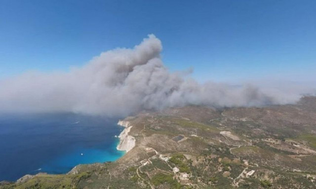 Καίγονται σπίτια στον Αγαλά στη Ζάκυνθο: 112 για 17 οικισμούς στην Πάτρα - Φωτιές σε Άρτα, Πρέβεζα