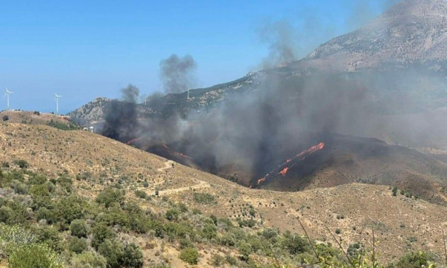 Μεγάλη φωτιά στη Χίο: Δύο νέα μηνύματα 112 για εκκενώσεις από Πιραμά και Σπαρτούντα