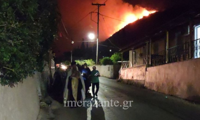 Φωτιά Ζάκυνθος: Έβγαλαν σε Λιτανεία την εικόνα της Παναγίας για να τους σώσει