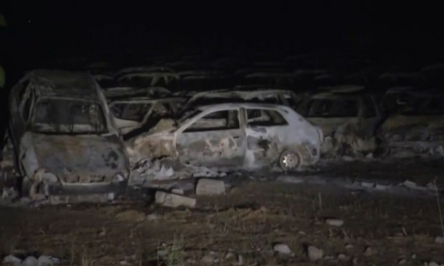 Φωτιά στην Πάτρα: Κάηκαν ολοσχερώς πάνω από 550 αυτοκίνητα που φυλάσσονταν στο Τελωνείο