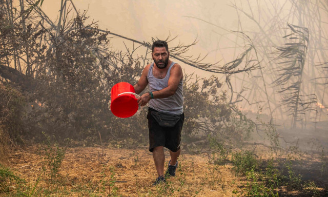 Η φωτιά απειλεί την πόλη της Πάτρας: Σπίτια στις φλόγες, συμφορά αν περάσει η φωτιά στον ΧΥΤΑ