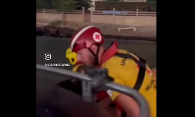 Ελληνικός Ερυθρός Σταυρός: Δραματική διάσωση κατοίκων στα Βραχναίικα με φουσκωτή λέμβο