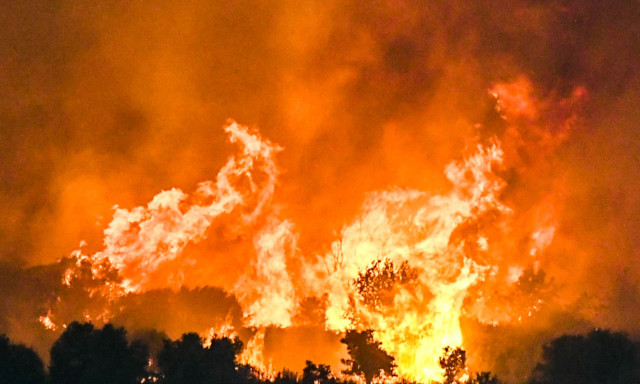 Φωτιά Αχαΐα: Τουλάχιστον 18 άνθρωποι απεγκλωβίστηκαν μέσω θαλάσσης από παραλίες