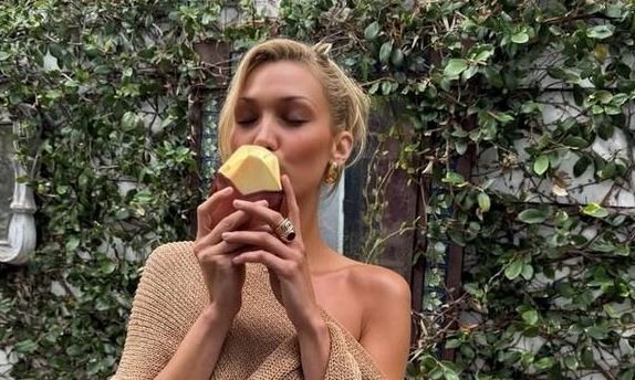 Μπέλα Χαντίντ: Λανσάρει το νέο της άρωμα φορώντας ένα ημιδιαφανές σάλι χωρίς εσώρουχο - Εικόνες