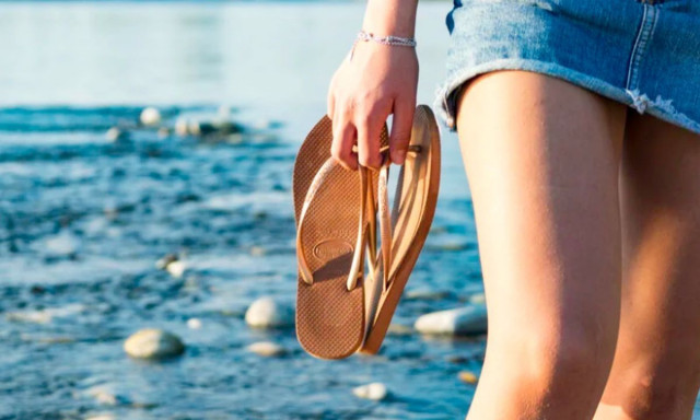 Πηγαίνετε με σαγιονάρες στην παραλία: Ειδικός προειδοποιεί γιατί πρέπει να το σταματήσετε άμεσα