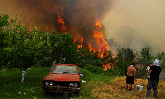 Φωτιά στην Αχαΐα: «Δεν έχουμε κοιμηθεί λεπτό  - Πολεμάμε μέσα στις φλόγες»