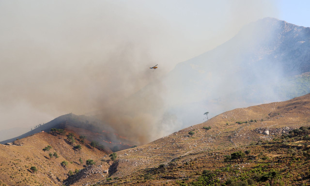 Φωτιά στη Χίο: Μήνυμα 112 για εκκένωση της Σπαρτούντας - Δύο τα πύρινα μέτωπα