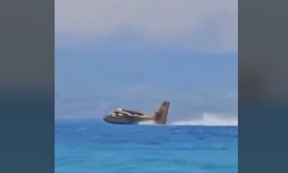 Φωτιά στην Πάτρα: Canadair ανεφοδιάζεται δίπλα από την Γέφυρα Ρίου - Αντιρρίου - Δείτε βίντεο