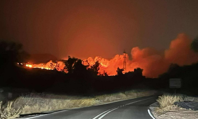 Φωτιά στα Μέγαρα – Τεράστια η κινητοποίηση της Πυροσβεστικής