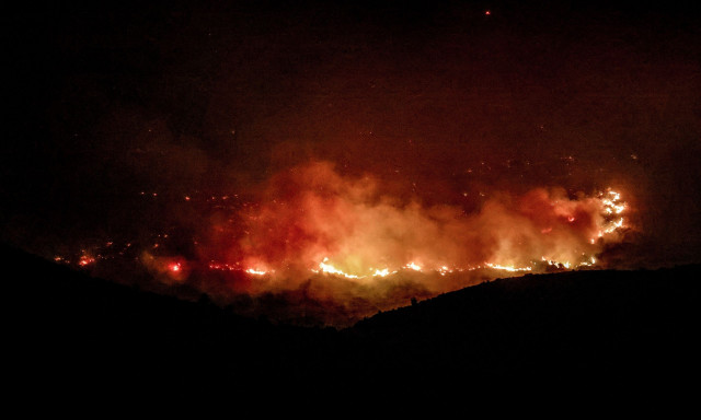 Φωτιά Χίος: Τέσσερις πυροσβέστες στο νοσοκομείο - Δείτε live την πυρκαγιά