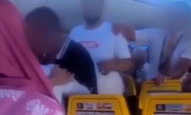 Χάος σε πτήση της Ryanair μετά από καβγά - Όλα ξεκίνησαν από... κλάμα μωρού