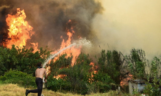 Μαίνεται η φωτιά στη Βάλια Κάλντα στα Γρεβενά - Καίει πλέον εκτός εθνικού δρυμού