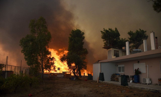 Φωτιά Πάτρα: Προσαγωγή δύο υπόπτων για την πυρκαγιά στα Συχαινά