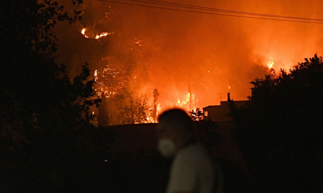 Δεκάδες άνθρωποι διακομίστηκαν σε νοσοκομεία εξαιτίας των πυρκαγιών