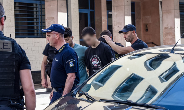 «Κάψατε όλη την Πάτρα»: Προπηλάκισαν τους κατηγορούμενους εμπρηστές έξω από τα δικαστήρια