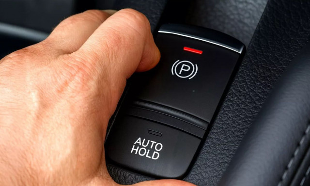 Τι συμβαίνει αν τραβήξετε το ηλεκτρικό χειρόφρενο εν κινήσει