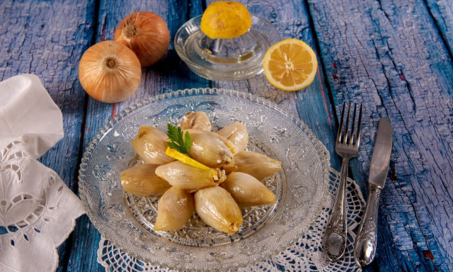 Στρώνουμε το γιορτινό τραπέζι του Δεκαπενταύγουστου με γεύσεις από κάθε γωνιά της Ελλάδας