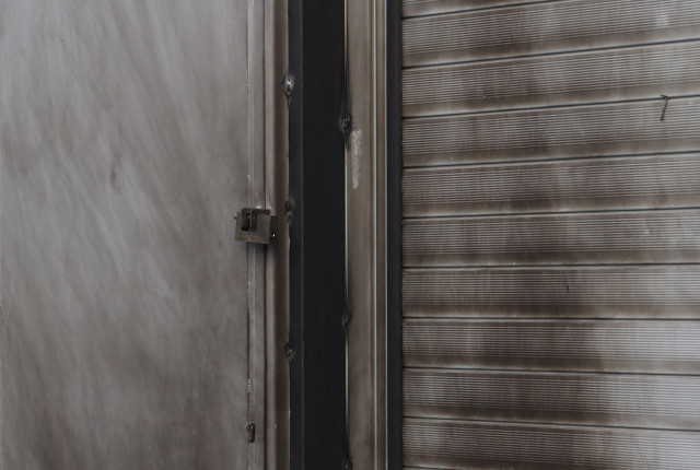 Έκρηξη στον Κολωνό: Άγνωστοι έβαλαν γκαζάκια έξω από κτήριο