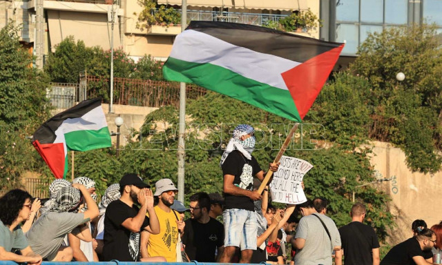 Πειραιάς: Μαζική διαμαρτυρία για την άφιξη πλοίου που μεταφέρει Ισραηλινούς τουρίστες