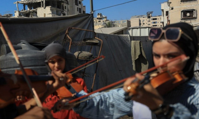 Γάζα: Νεαροί μουσικοί τραγουδούν και παίζουν στα ερείπια του πολέμου