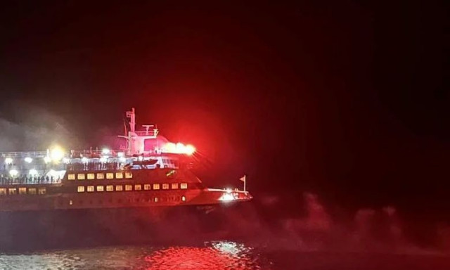 Δεκαπενταύγουστος: Πλοίο αποδίδει τιμές στην Τήνο με φωτοβολίδες και καπνογόνα