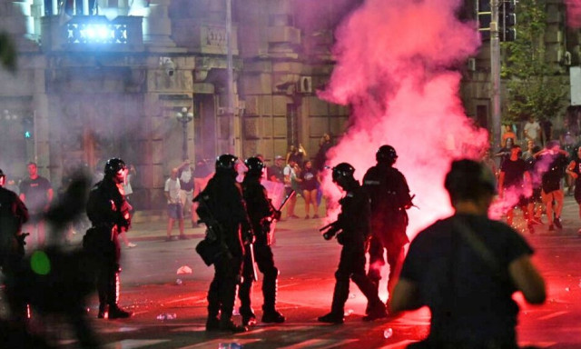 Σερβία: Διαδηλωτές προκάλεσαν ζημιές στα γραφεία του SNS στο Νόβι Σαντ – Επεισόδια και στο Βελιγράδι