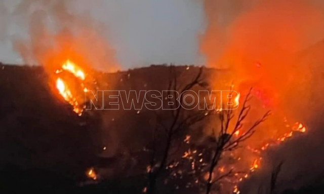 Δεινοπάθησαν για να ελέγξουν τη φωτιά στο Λιβάρτζι - Εντυπωσιακές εικόνες από τη μάχη με τις φλόγες
