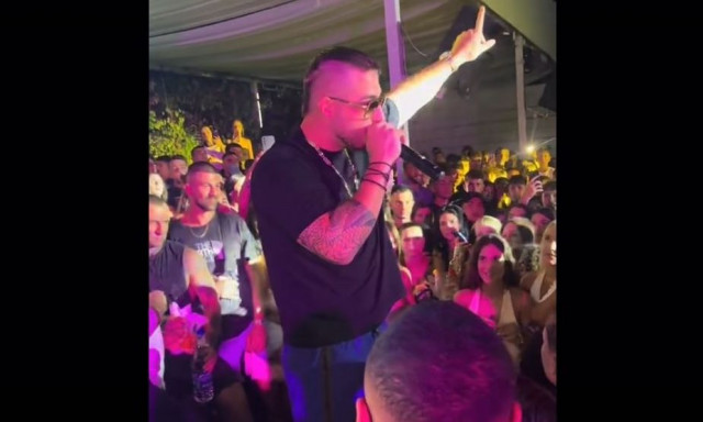 Ο τράπερ Ρακ σταμάτησε τη συναυλία για να επιπλήξει 15χρονο που έπινε αλκοόλ - «Θα πας νοσοκομείο»