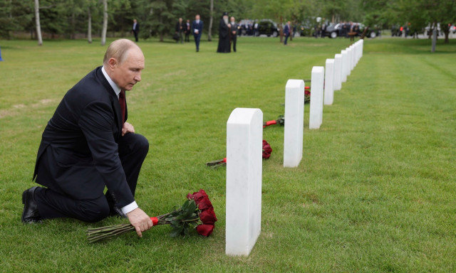Αλάσκα: Κίνηση υψηλού συμβολισμού από Πούτιν – Επισκέφθηκε τους τάφους Σοβιετικών πιλότων