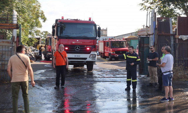 Αιγάλεω: Υπό έλεγχο η φωτιά στο εργοστάσιο ξυλείας