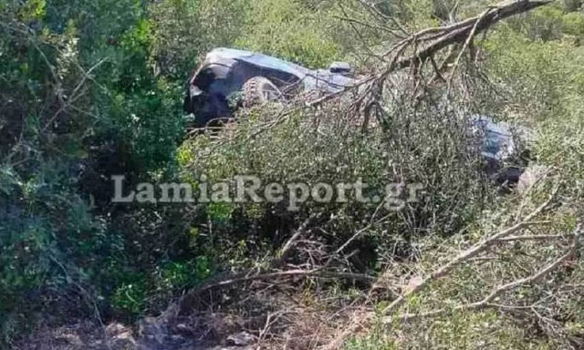 Φθιώτιδα: «Βουτιά» σε γκρεμό έκανε αυτοκίνητο με τρεις ανθρώπους