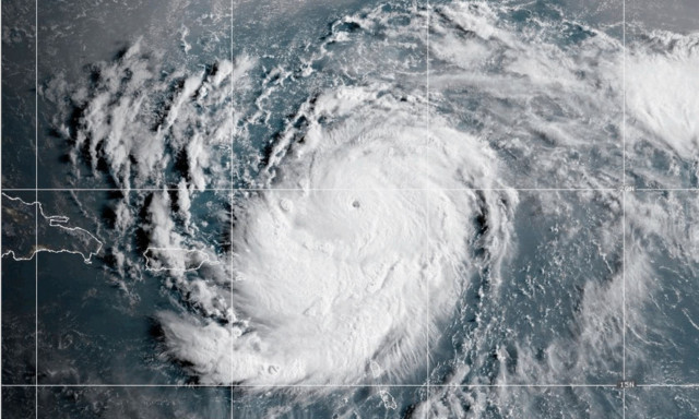 Συναγερμός στην Καραϊβική: Ο κυκλώνας Έριν ενισχύθηκε σε κατηγορία 5 και απειλεί την περιοχή