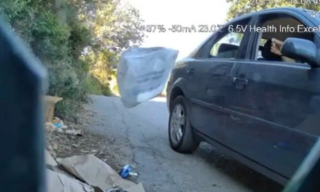 Ρέθυμνο: Οδηγός καταγράφηκε να πετά σκουπίδια στην άκρη του δρόμου