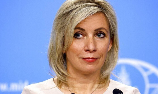 «Χαμερπή ψέματα»: Η Ζαχάροβα απάντησε σκληρά στον Μακρόν περί «συνθηκολόγησης»
