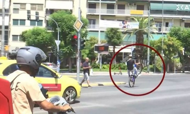 ΚΟΚ: Ποδηλάτης παραβιάζει κόκκινο με τη μία ρόδα στον άερα - Το βίντεο ντοκουμέντο