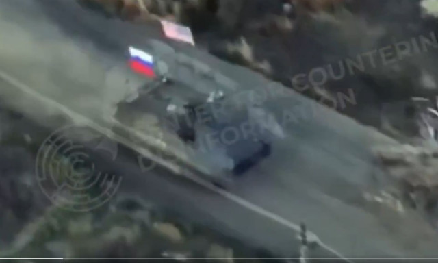 Βίντεο μυστήριο από άρμα με την αμερικανική και τη ρωσική σημαία