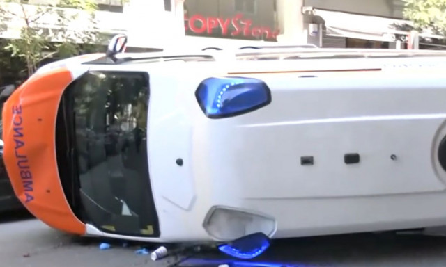 Ανετράπη ιδιωτικό ασθενοφόρο στου Γουδή - Μετέφερε έναν τραυματία